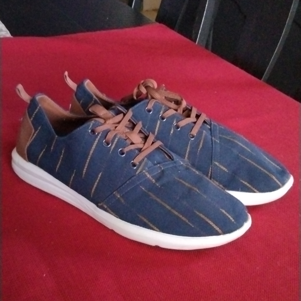 TOM'S SNEAKERS